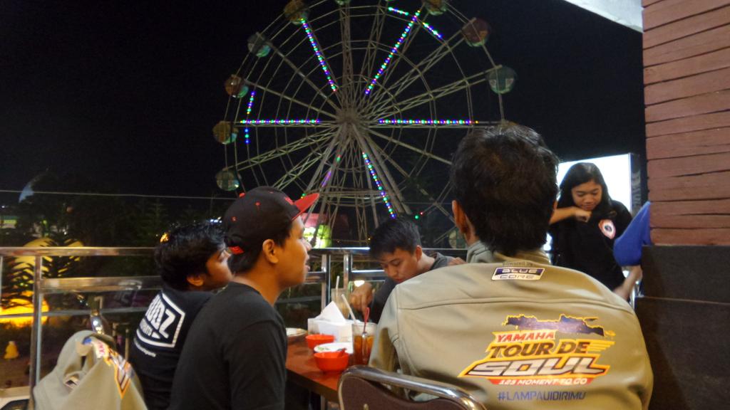 yamahaindonesia's tweet photo. Saat ini tim #TourdeSoul Selatan mau makan malam dulu di RM. HC Putra Pujasera dengan view alun-alun Batu, Malang http://t.co/cCIEtNjrmj