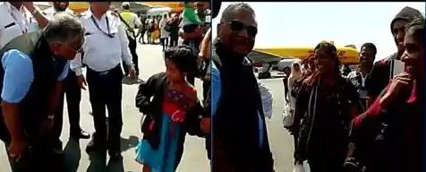 kulkarniram1's tweet photo. General @Gen_VKSingh ji during Rescue Operation In #Yemen.He risked his life saved 1000 of Indians #HatsOffGeneral http://t.co/sbwE6JcuXA