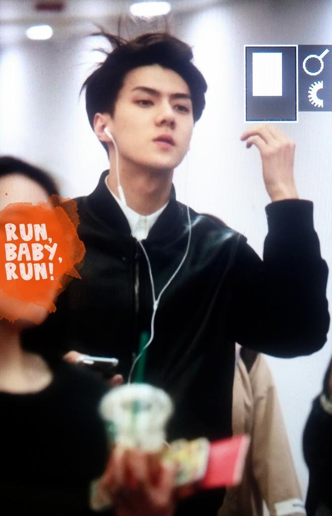 3443ddfre's tweet photo. 150408 베이징공항 세훈이 머리부스스 ㅎㅎㅎ🙉🙈 http://t.co/C0HAVOVmXF