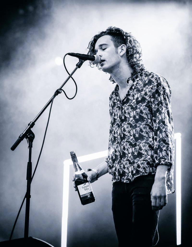 HAPPY FUCKING 26th BIRTHDAY MATTHEW HEALY COOLEST FUCKING VOCALIST   