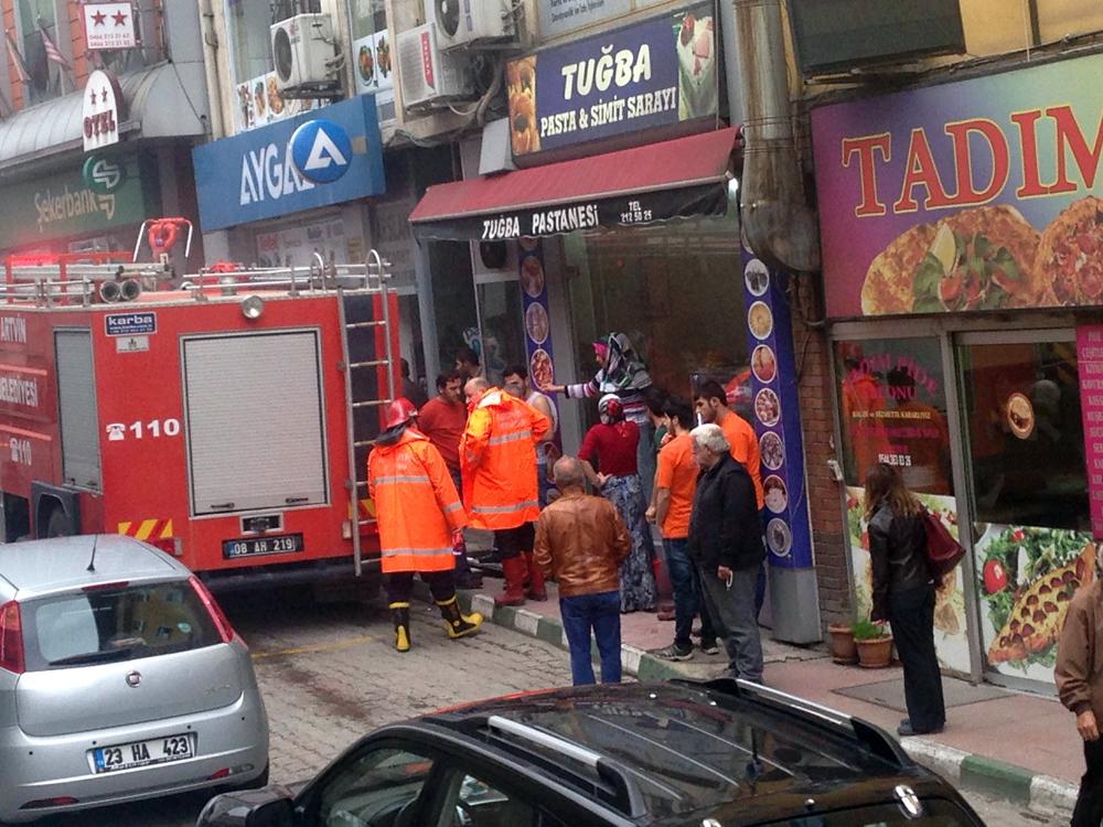 artvinvaliligi's tweet photo. Artvin'de bir iş yerinde başlayan #yangına, kısa bir sürede müdahale edildi.
Geçmiş olsun dileklerimizle... http://t.co/xYg10UM00Q