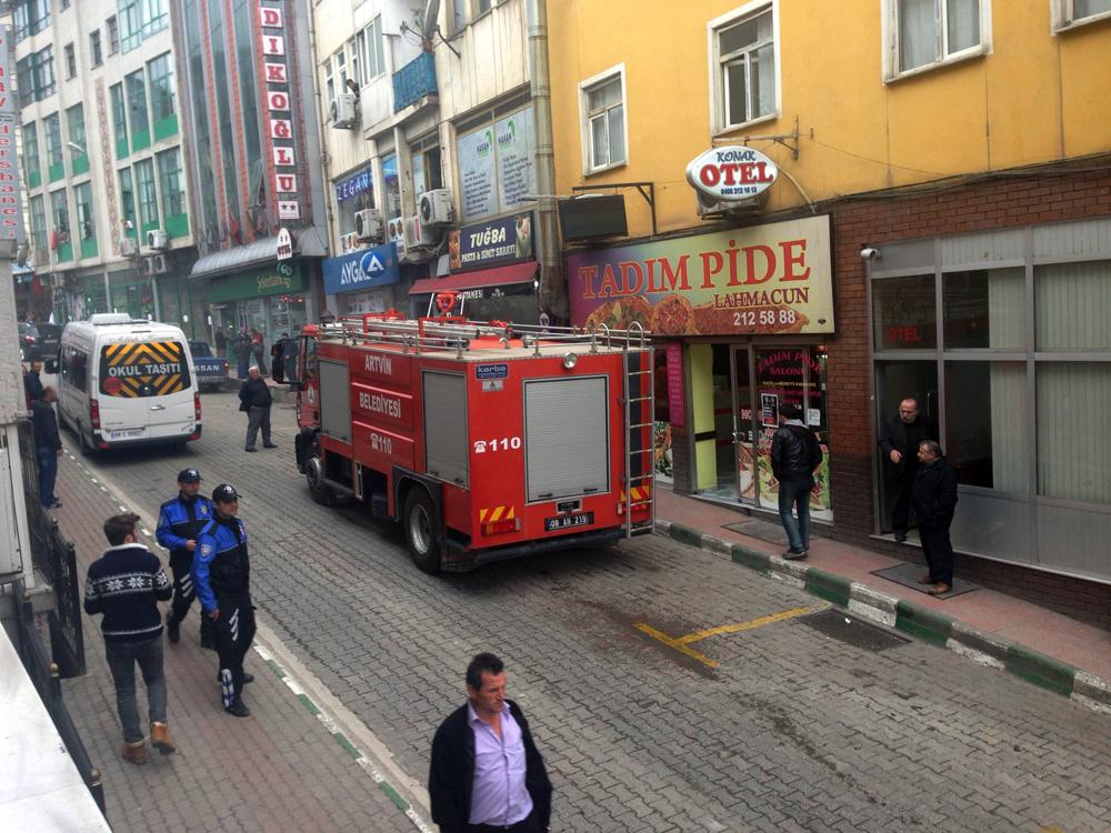 artvinvaliligi's tweet photo. Artvin'de bir iş yerinde başlayan #yangına, kısa bir sürede müdahale edildi.
Geçmiş olsun dileklerimizle... http://t.co/xYg10UM00Q