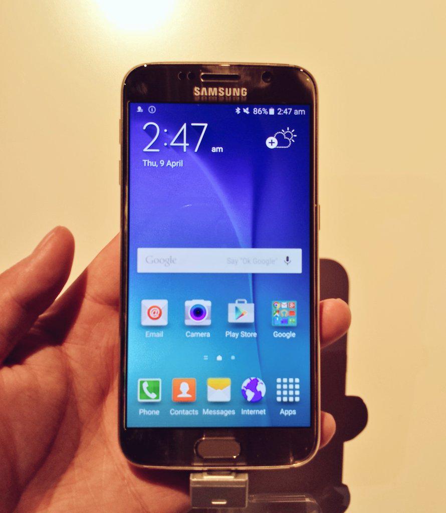 MTNza's tweet image. There you have it, the #GalaxyS6 &amp;amp; #GalaxyS6edge! #NextIsNow with @SamsungMobileSA RT if you want one, Mzansi! ;)