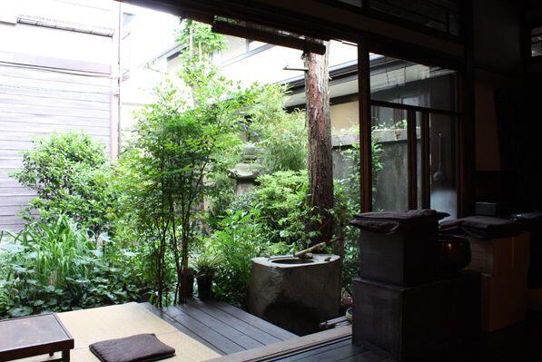【花想容】（目白）
靴を脱いでゆっくり過ごせるカフェ。
和小物や着物なども展示してあります。
着物店と併設してあるので、着物の着付け教室に通いたい人は一度見てみるといいよ。