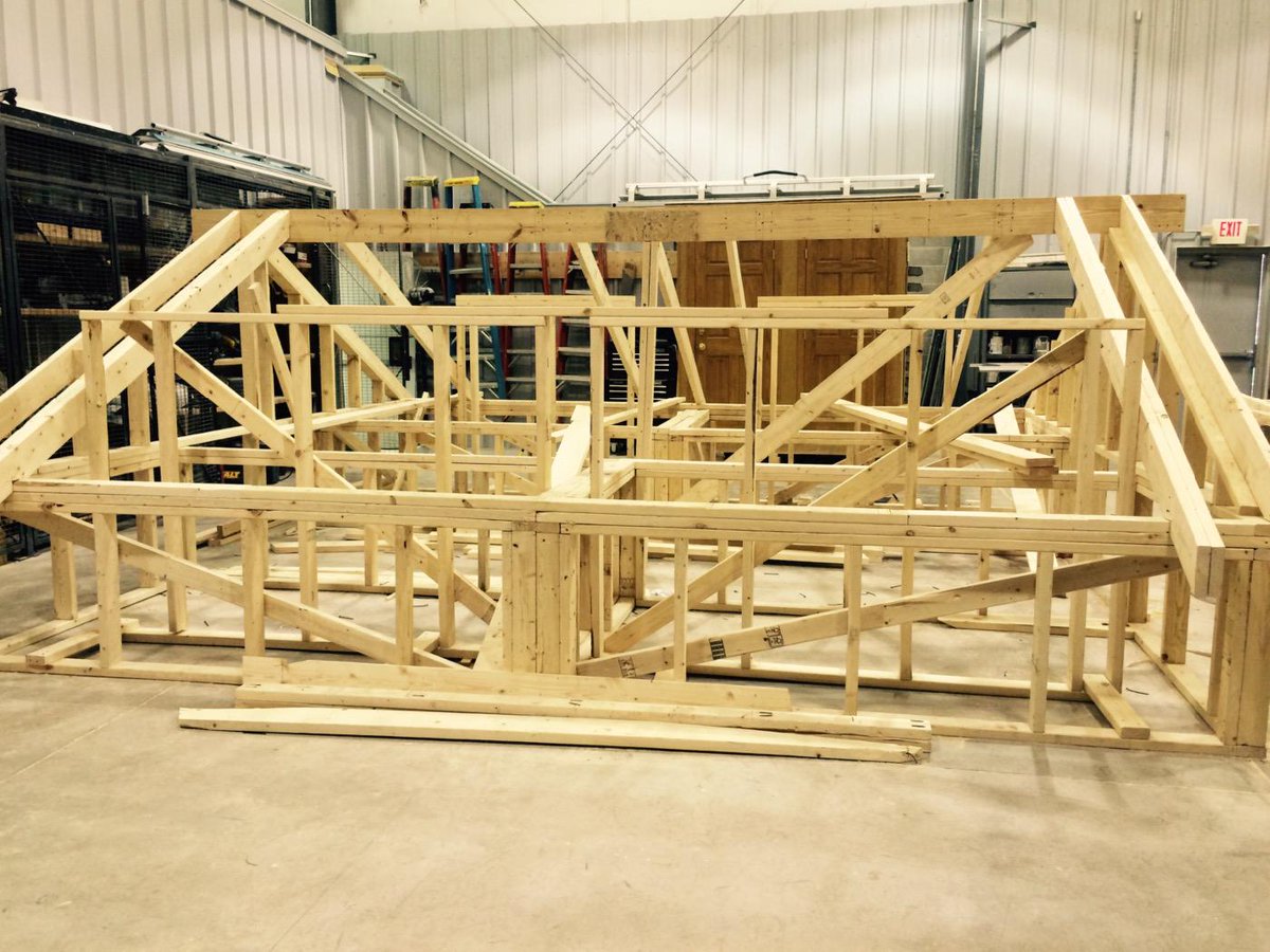 TrezzyPacifique's tweet image. WORKING ON ROOF #Carpenter #TriangleTech