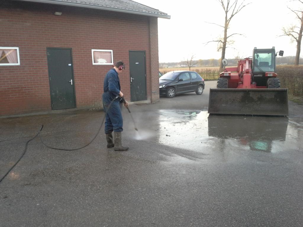 Sjoerd vanmiddag begonnen net het  erf schoonspuiten ziet er weer netjes uit goed bezig <a href="/sjoerdbull/">sjoerd-bull</a>