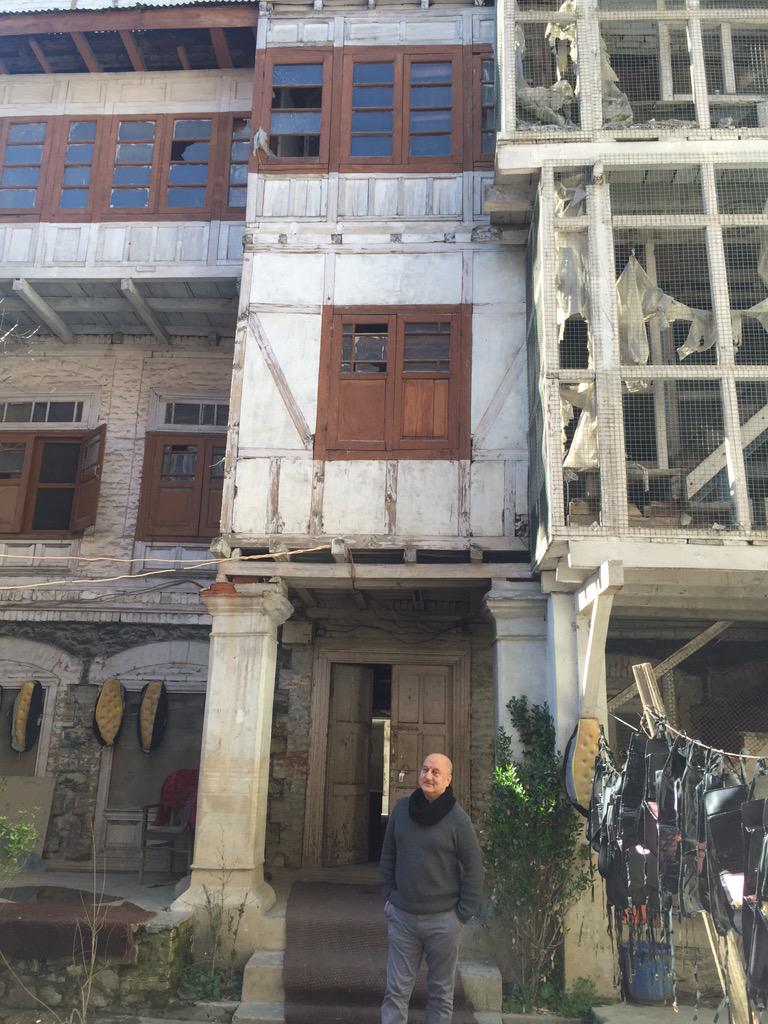 AnupamPKher's tweet photo. Also visited remains of my old home in Srinagar where I've spent my years of growing up with joy & laughter. #FeltSad http://t.co/0qWTrr2edz