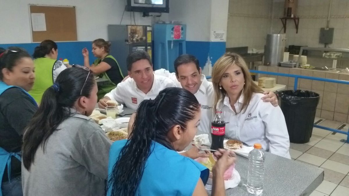 <a href="/claudiapavlovic/">Claudia Pavlovich A.</a> <a href="/MaloroAcosta/">Maloro Acosta</a> y <a href="/Gustavo_Clausen/">Gustavo Clausen</a> echandose unos "Dogos" en Dynateck <a href="/ChapoRomo/">Oscar Romo Salazar</a> <a href="/SoledadDurazo/">Soledad Durazo Barceló</a>