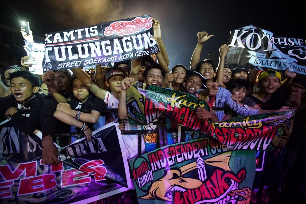 endanksoekamti's tweet photo. Sekali lagi terima kasih banyak untuk kepecahan #SoekamtiDay malam hari ini. Kamu bahagia, kami apalagi. :) http://t.co/ZcZVRViE2m