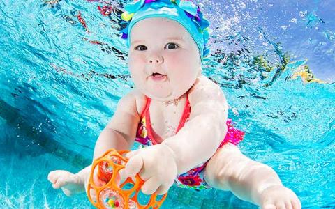 A3Noticias's tweet photo. [GALERÍA DE FOTOS] Un fotógrafo captura a los bebés bajo el agua http://t.co/QvAZv3iBGT http://t.co/oazcSFDnAz