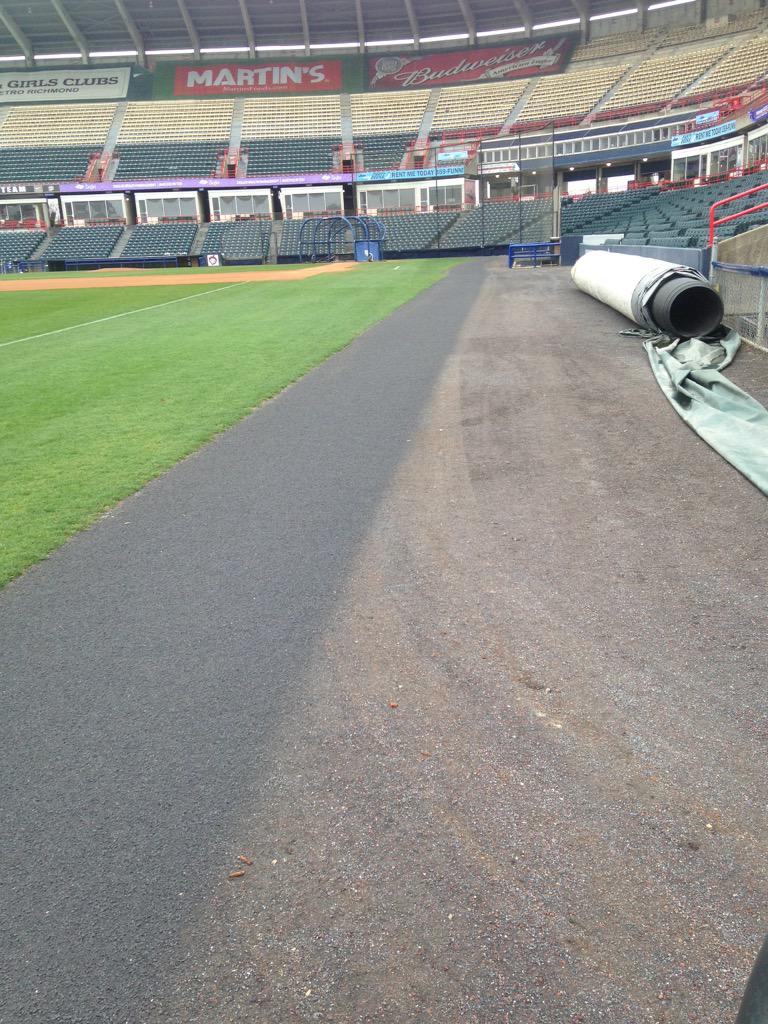 Steve_Ruckman's tweet photo. Topdressing the @GoSquirrels warning track with #LuckStone material #vaturf #DramaticDifference http://t.co/4sa1e0sUHS