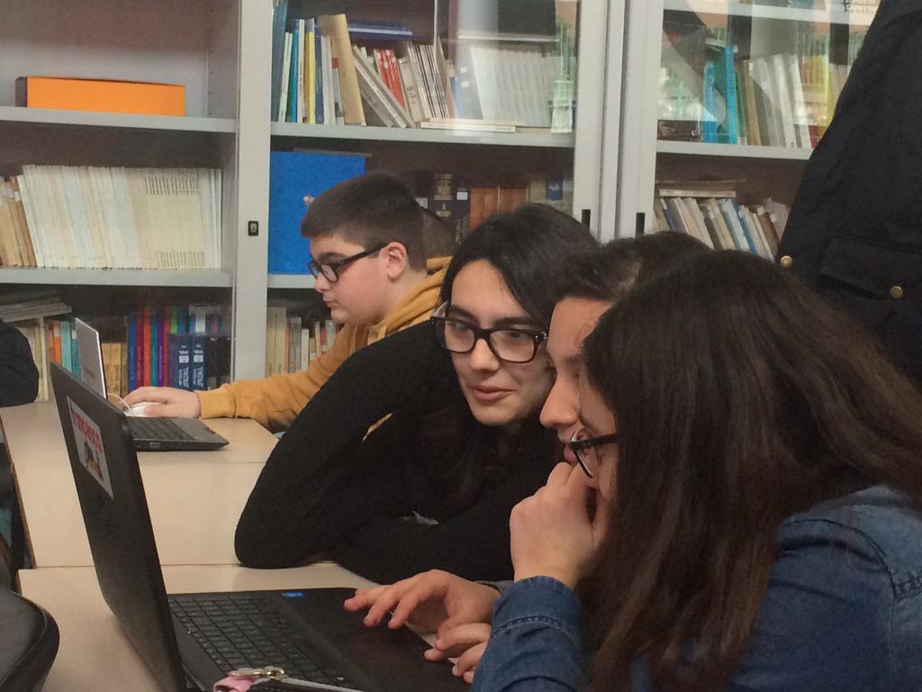 mapina_f's tweet photo. A scuola di #coding  #Coderdojo Rotondella http://t.co/L4hmHd3hhW