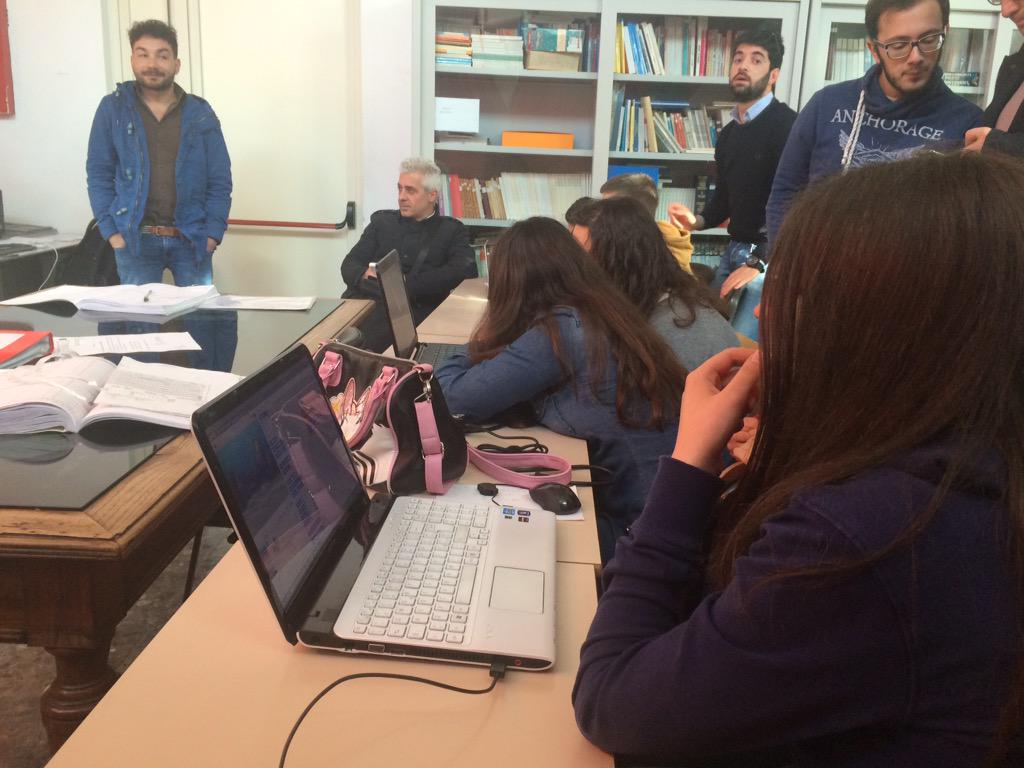 mapina_f's tweet photo. A scuola di #coding  #Coderdojo Rotondella http://t.co/L4hmHd3hhW