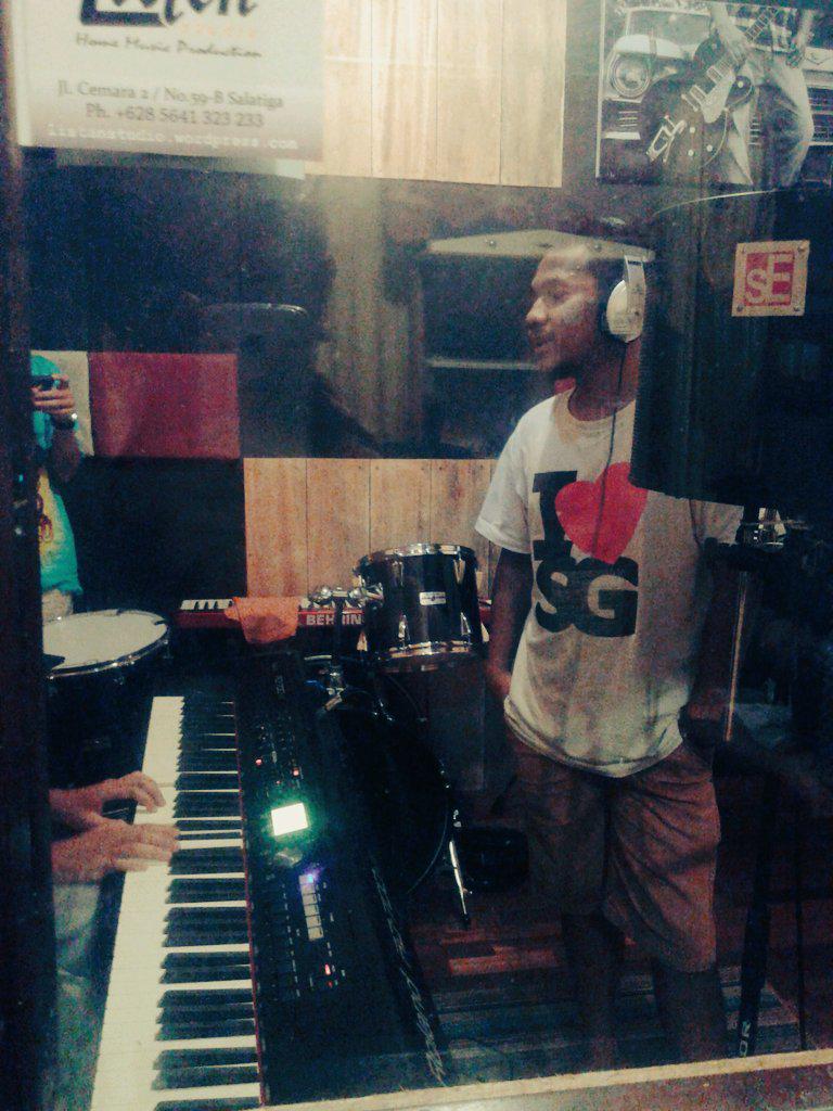 Listen_Studio's tweet photo. @jagrast @ImanuelYogiN Take lagu melo... #galauabis :D @SNFBand http://t.co/XflY9bXaar