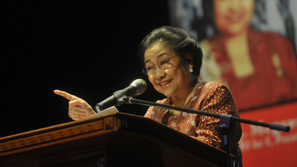 dyulist's tweet photo. kode @VIVAnews: Suara Ledakan di Langit Ganggu Pidato Megawati http://t.co/ZC6yY3mulP http://t.co/UZm1m66aEH"
