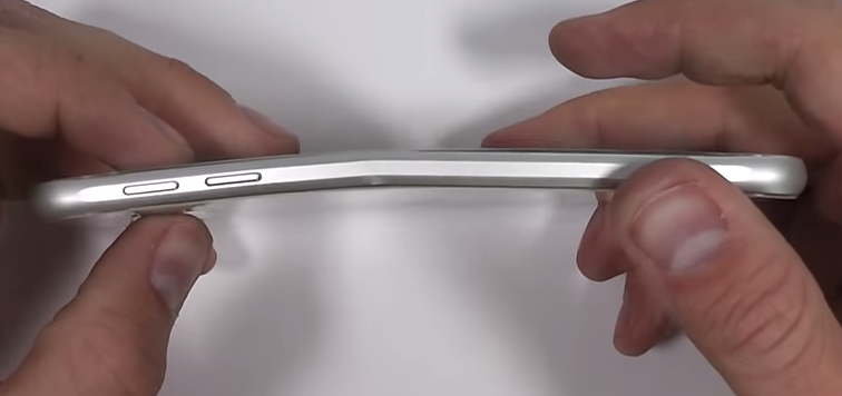 JournalDuGeek's tweet image. [Et la convention de Genève ?] Le Galaxy S6 encore torturé bit.ly/1Fh1FrI