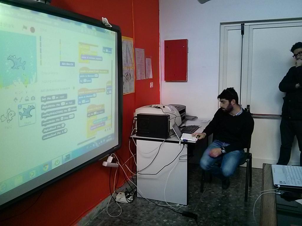 CDRotondella's tweet photo. Finito il primo giochino con Scratch. Ora è il turno di Arduino @AnthonyRimoli @cenzo_pitrelli @MITICA_sys http://t.co/CCPfbycPQL
