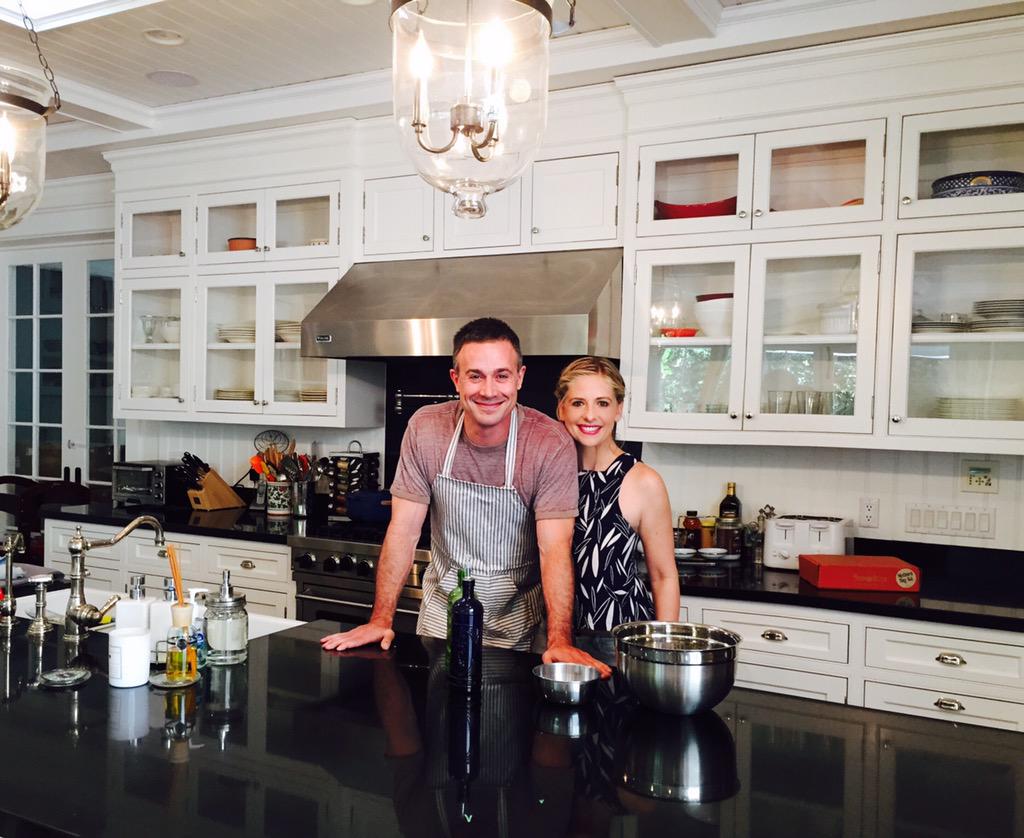JarettSays's tweet image. #RelationshipGoals MT @SarahMGellar .@RealFPJr so proud to announce your first cookbook #BackToTheKitchen coming 2016