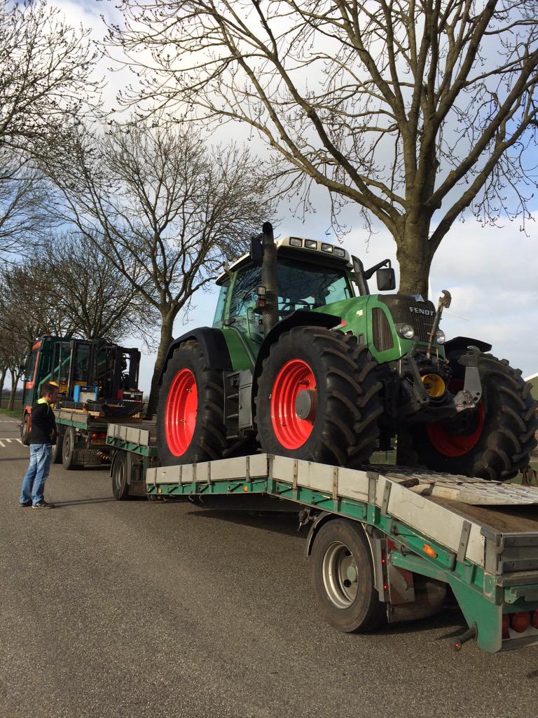 karien_wijnen's tweet photo. Net op tijd thuis😅 #Fendt820 http://t.co/qBbGGUFkPs