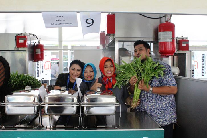 arieparikesit's tweet photo. Plecingi aku Kak Ayie, plecingi akuuuu

w Ayam Taliwang Bersaudara team @WSFCongress 
the hottest in #wsfc2015 http://t.co/phgzYiKjdL
