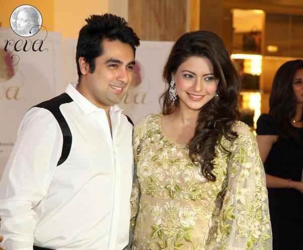 aamnazworld's tweet photo. Mr &amp; Mrs Kapoor #AamnaAmit http://t.co/TlPk93aiAs