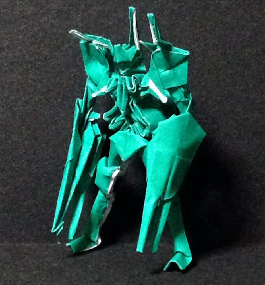 鈴虫 Auf Twitter 砲撃型折りロボ完成 肩 背中 腕に二問ずつ装備 みたいなイメージで 大きさは頭頂部までで4センチです 折り紙作品 Http T Co 4byp6dxuau