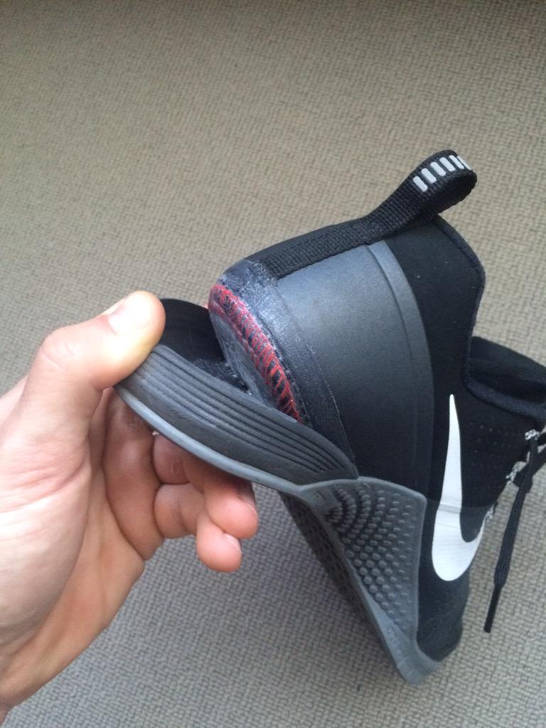 damienduport's tweet photo. Only had these 3 weeks and they're already broken. What's the deal? @nikevancouver @NikeTraining http://t.co/EQKu4rr7Fc