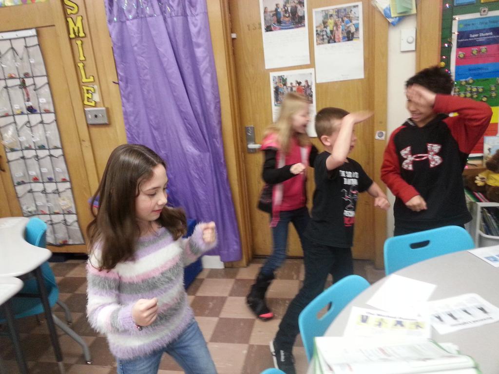 Seregs3rdGrade's tweet photo. Groups learining &amp; composing dances in preparation for Civic Center show we will see. #WRIGHT#ABSS http://t.co/mVQeZ6gK1U