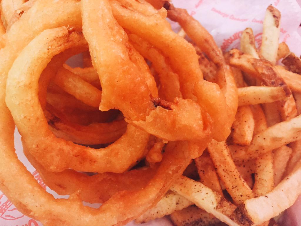 TheHungryCrew's tweet image. The best of both worlds from  Cheeburger Cheeburger✌️#hungryinlv #lasvegas #food #foodie