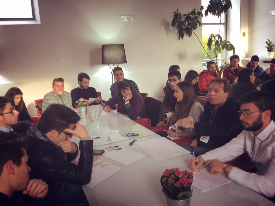 F_Alimena's tweet photo. Con @gdAldroCS abbiamo affrontato discussione su formazione politica. La prima tappa calabrese #riformaGD #sapevatelo http://t.co/8solrgTyL5