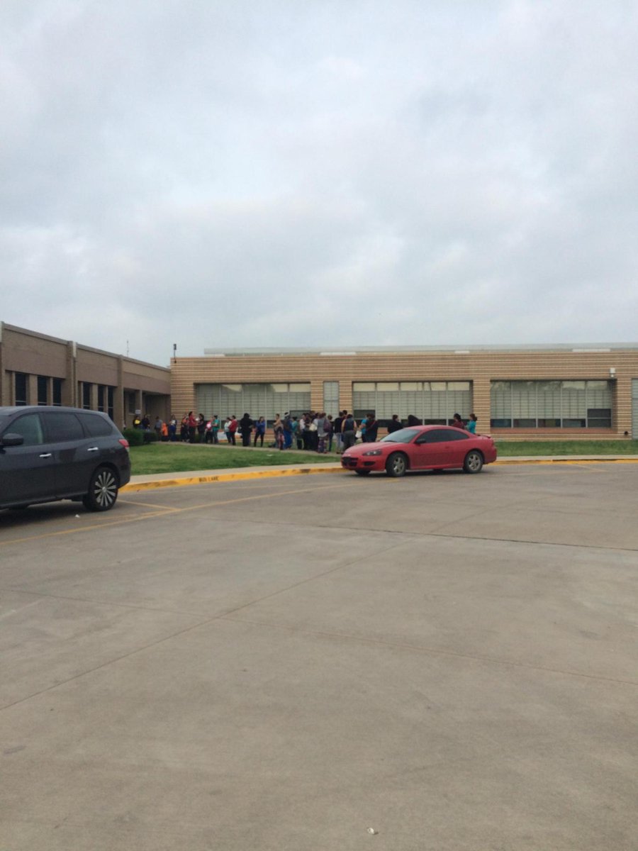 MMilesDISD's tweet photo. Great to see the enthusiasm from parents lining up to enroll their children in @dallasschools Pre-K.#PreKRoundup. http://t.co/lSz9XWVEio