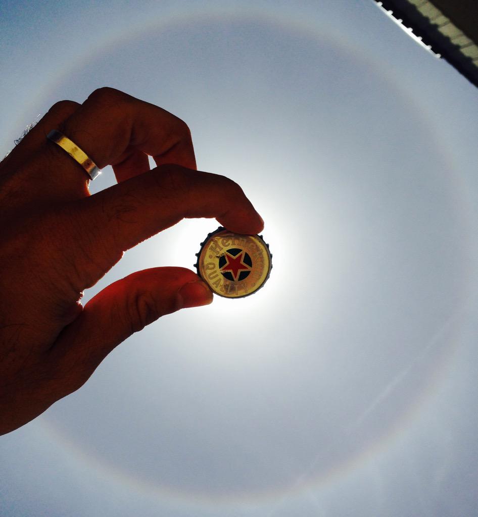 HeinekenPR's tweet photo. Dicen los expertos* que el #HaloSolar se ve mejor con una Heineken. #HeinekenPR #VívelaVerde http://t.co/eywl0yy5vH