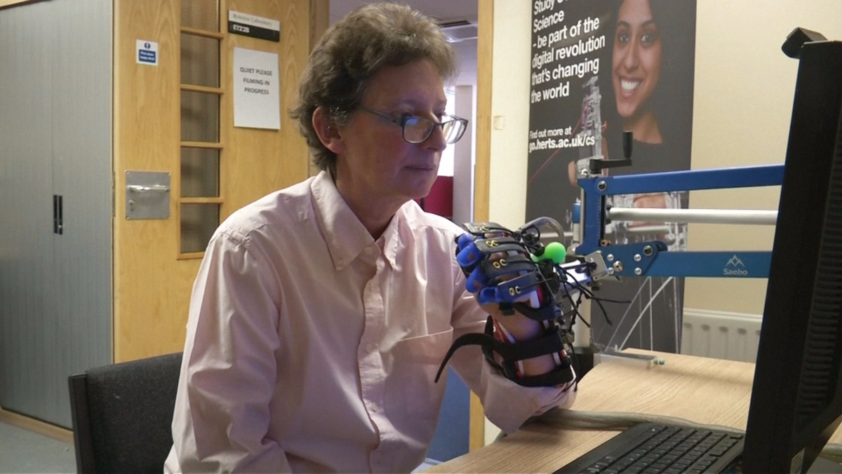 This glove helps stroke victims recover by playing video games dai.ly/x2lzwdz via @nowthisnews