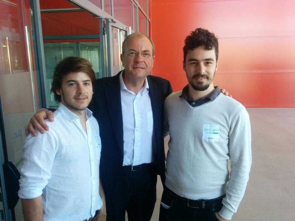 _Solardrone_'s tweet photo. Solardron con el Presidente de la Junta de Extremadura, Jose A. Monago http://t.co/5SAOSs8DCY