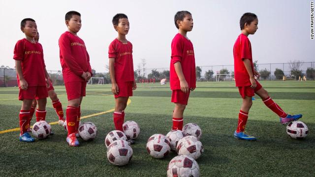 Todomercadoweb's tweet photo. El fútbol será asignatura obligatoria en China para 200 millones de niños http://t.co/mtLtw2gbMY http://t.co/lR1ioOImMZ