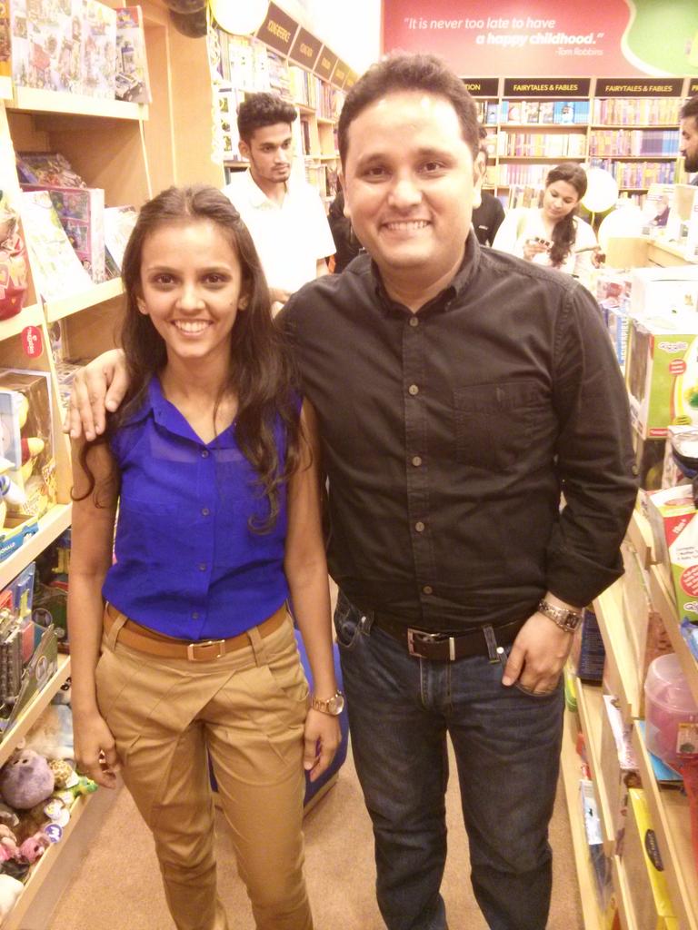 7_Poojapatel's tweet photo. Insane level of excitement after meeting &amp; interviewing one of my favourite #authors  @authoramish . #smilingtoomuch http://t.co/7SzlSYDFTC