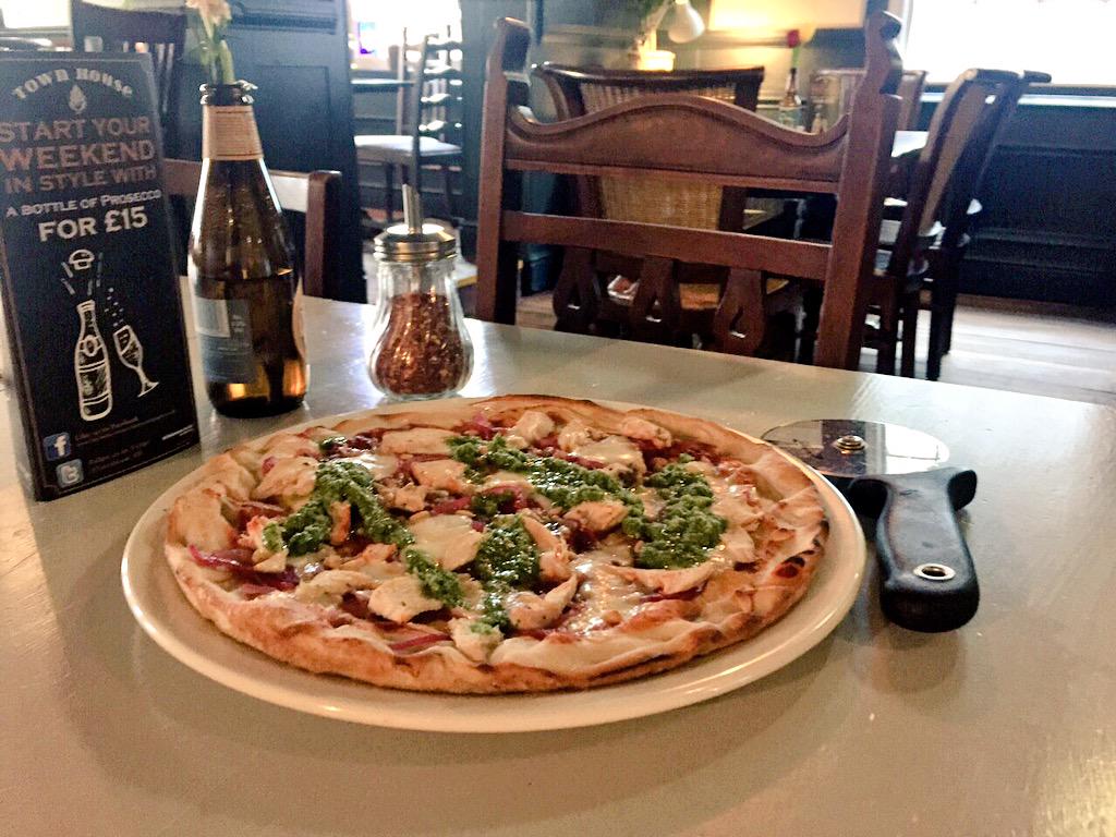 Townhouse_EB's tweet photo. Our favourite #pizza #special yet! #pesto #chicken #sweetonion #pinenut #parmesan #mozzarella #tomato £11.95 ❤️🍕 http://t.co/lPSCd2X9Qm