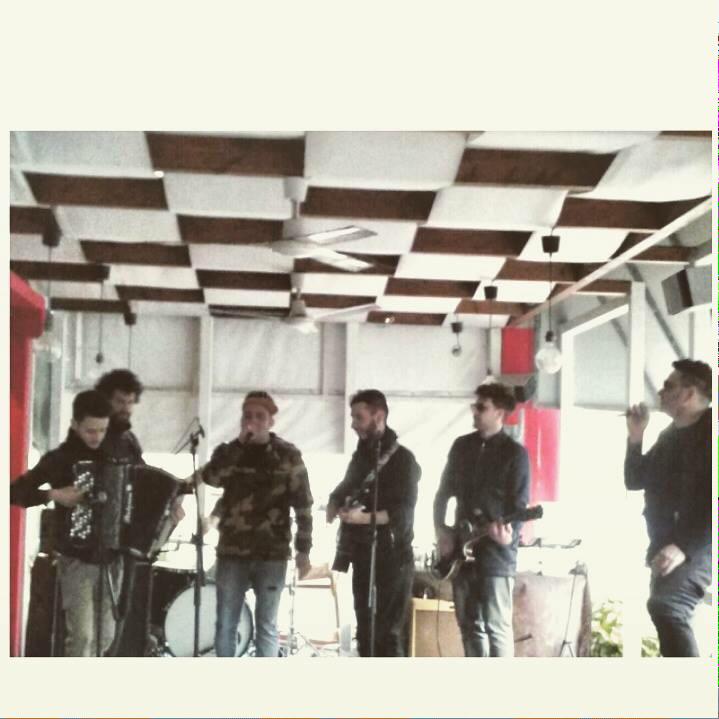 KalinkaBand's tweet photo. @KalinkaBand with @Pucciapres e @ceskotwet degli @APRESLACLASSE #pasquetta2015 #gallipoli #rivabella #music #friends http://t.co/J0srnNVfxn
