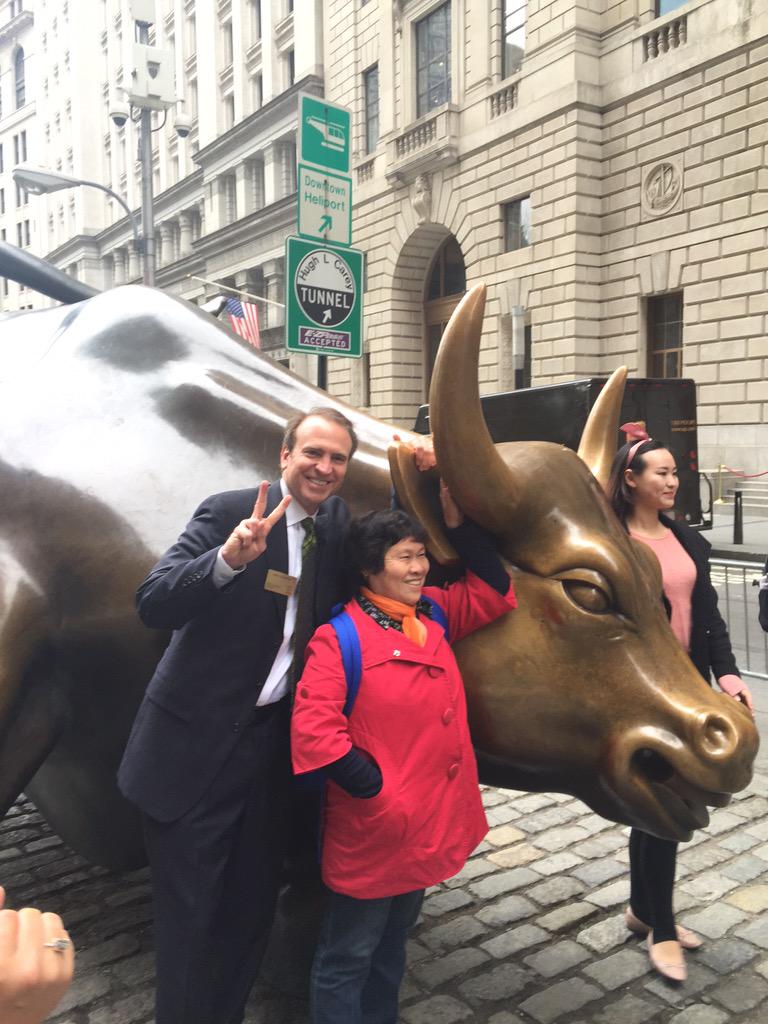jordanrich96's tweet photo. Brad takes on NYC featuring his new friends http://t.co/9vgkWjmxm1