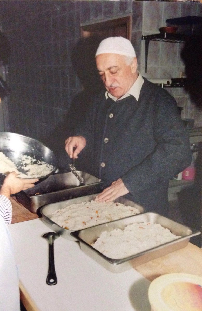 osmansimsek_1's tweet photo. 5) Muhterem Hocaefendi bazen de mutfağa girmiş, kendi elleriyle yemek ve tatlı yapmış, sonra da bizzat ikram etmişti. http://t.co/CC1PEhaN4l