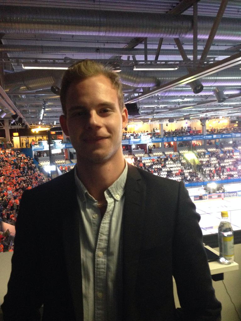 Calle Rosén, tillbaka i Småland efter SHL-avancemanget med Rögle, ser sitt Växjö ha ledningen efter 40 min mot FHC.