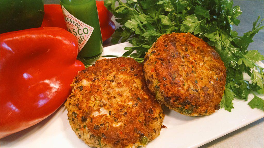 fernbrook_farms's tweet photo. Veggie burgers are back baby...quinoa white bean or black bean salsa! Get yours tmrw @ the Farm Shop, open 9a-2p! http://t.co/QPrR5j4qM3
