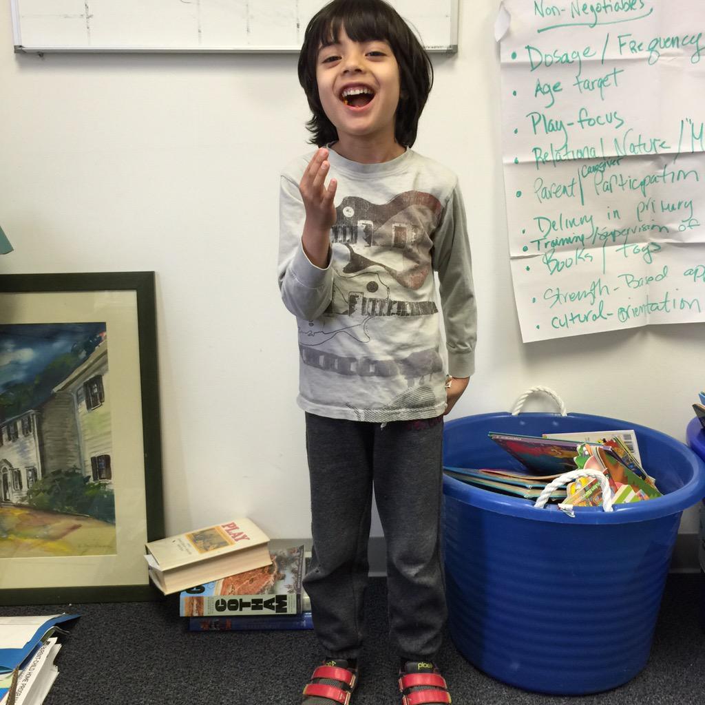 zuniga_nyc's tweet photo. Javier visits @parentchildhome #dadsoffice #springbreak2015 http://t.co/tqSpomSbm0