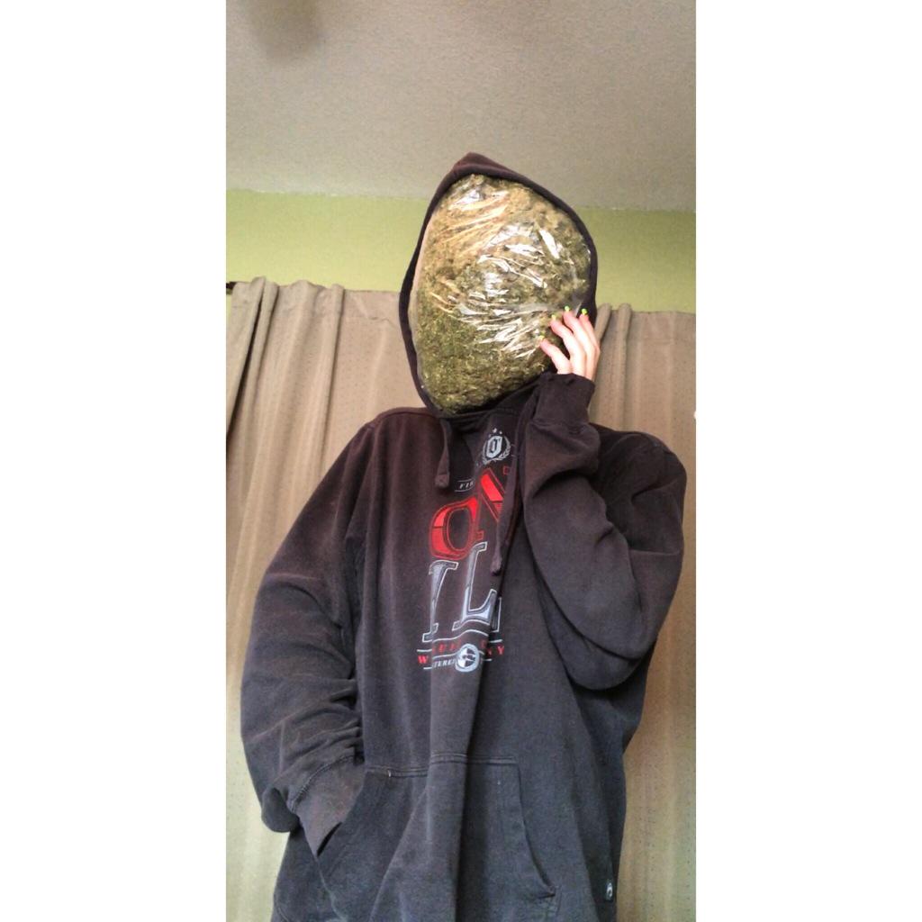 Miss_KushCakes's tweet photo. #WeedWednesdays #PoundFace http://t.co/4XNrggpSOy