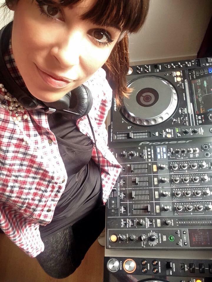flashdjcom's tweet photo. Lady djs Rock @Dj_AniMe #djonly #flashdjcom http://t.co/fvQjnpJA83