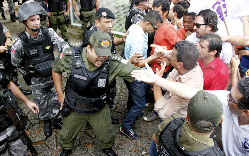 fernandopsol's tweet photo. A repressão policial não intimida uma categoria aguerrida. Todo apoio à greve dos educadores.
#SINTEPP
Foto:DOL http://t.co/tLq0QT1FA8
