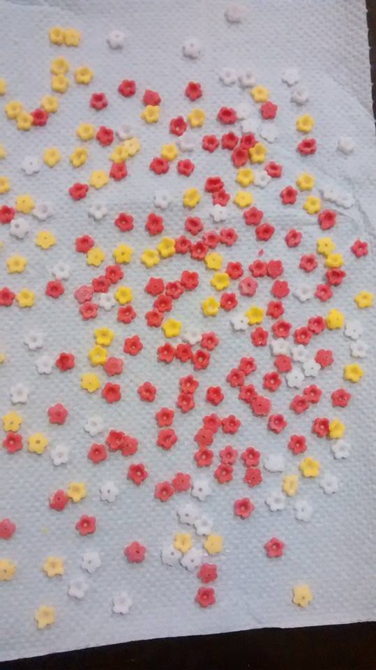 Punching out flowers is so therapeutic! Or is it just me? <a href="/CakeCraftWorld/">Cake Craft World</a> <a href="/mycakedeco/">Cake Decorating</a> @TheBIGCakeShow