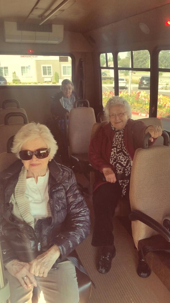 CarmelMktg2's tweet photo. A few of our lovely ladies heading out to go to the @FresnoZoo🐢🐒🐯 #FrontierCulture #FunOutings @CarmelVillageAL http://t.co/7Tu1fvJ4xa