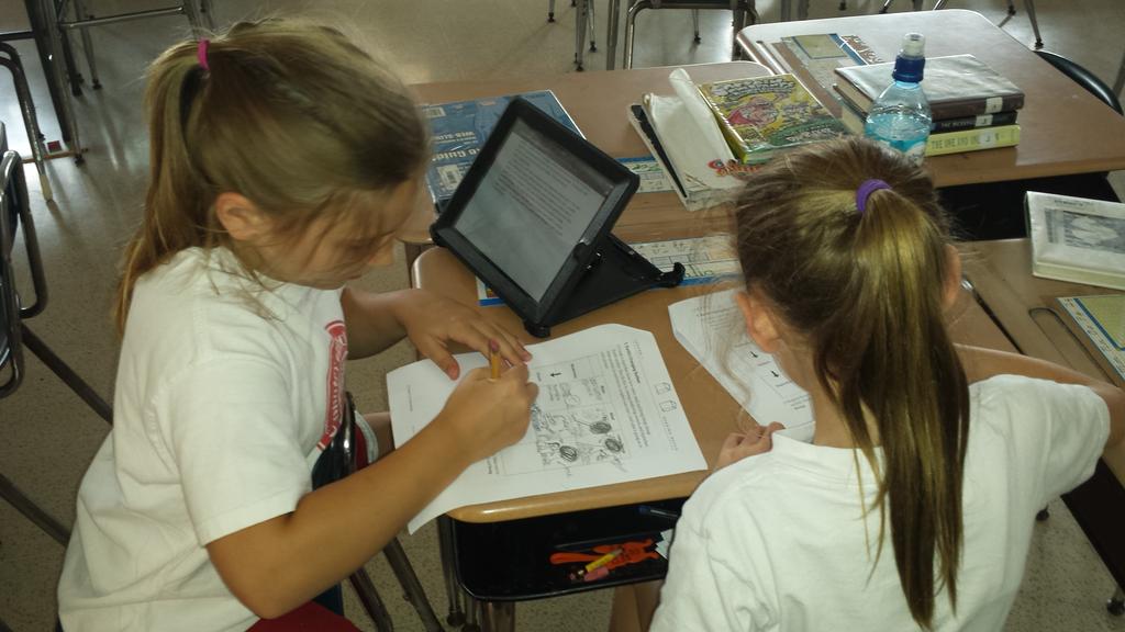 RaeKlaibs's tweet image. Working together and using tech to explore how Earth&apos;s surface changes. #cdslearning #firsttweetever