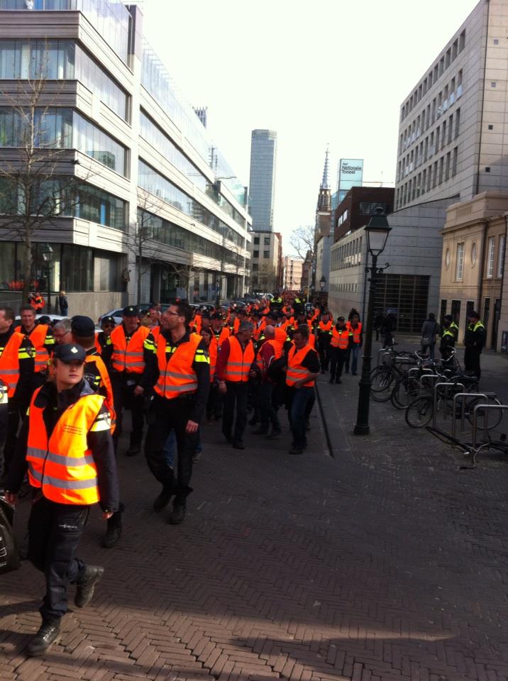 BasMunne's tweet photo. CA 2000 politiemedewerkers in optocht naar ministerie van financiën kennelijk geen nieuwswaarde #NOS#journaal http://t.co/pzlFjE7xrP
